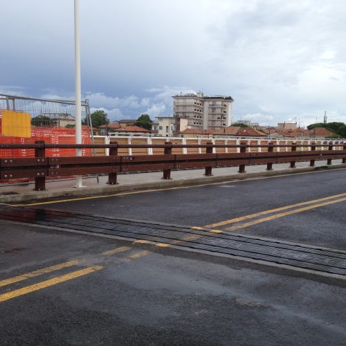 Barriera legno-acciaio tipo H2 bordo ponte