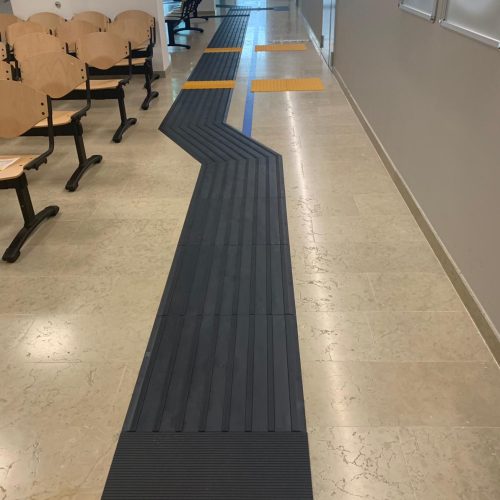 Percorso pedonale interno per ipovedenti