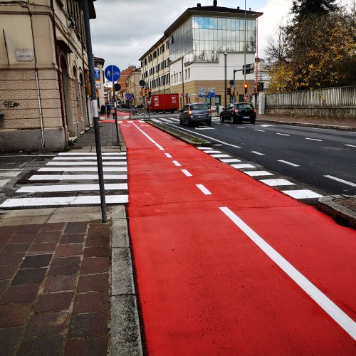 Pista ciclabile realizzata con vernice spartitraffico acrilica a solvente monocomponente