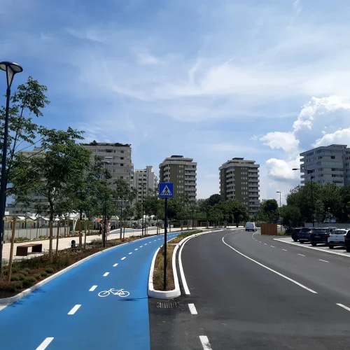 Riqualificazione urbana lungomare sud Misano Adriatico, da Via D’Azeglio a Piazza Colombo. Trattamento protettivo colorazione piste ciclabili in polimeri acrilici all’acqua per conglomerati bituminosi e cementizi completo di segnaletica orizzontale e verticale.