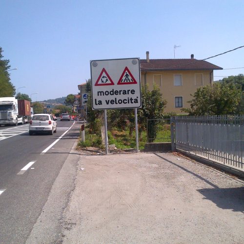 Targa preavviso a due lampeggianti collegati a pubblica illuminazione