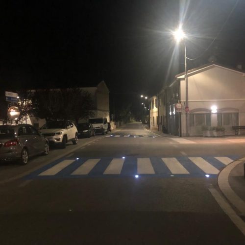 Attraversamento pedonale a led con marker stradale incassato