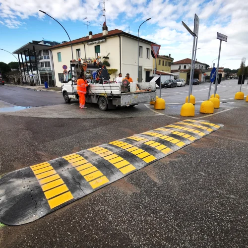 Dosso rallentatore artificiale h. 7 cm, limite di velocità 30 km/h