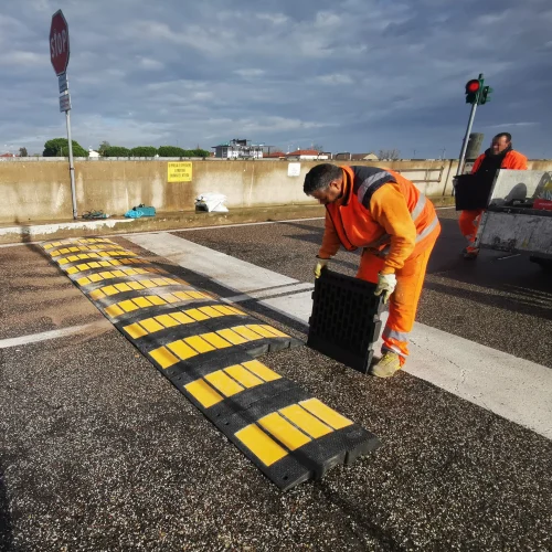 Dosso rallentatore artificiale h. 7 cm, limite di velocità 30 km/h