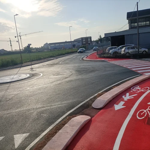 Pista ciclabile realizzate in vernice acrilica rossa ANTISKID