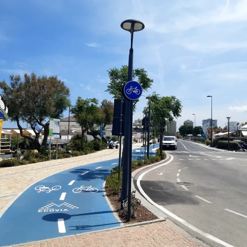 Riqualificazione urbana lungomare sud Misano Adriatico, da Via D’Azeglio a Piazza Colombo. Trattamento protettivo colorazione piste ciclabili in polimeri acrilici all’acqua per conglomerati bituminosi e cementizi completo di segnaletica orizzontale e verticale.